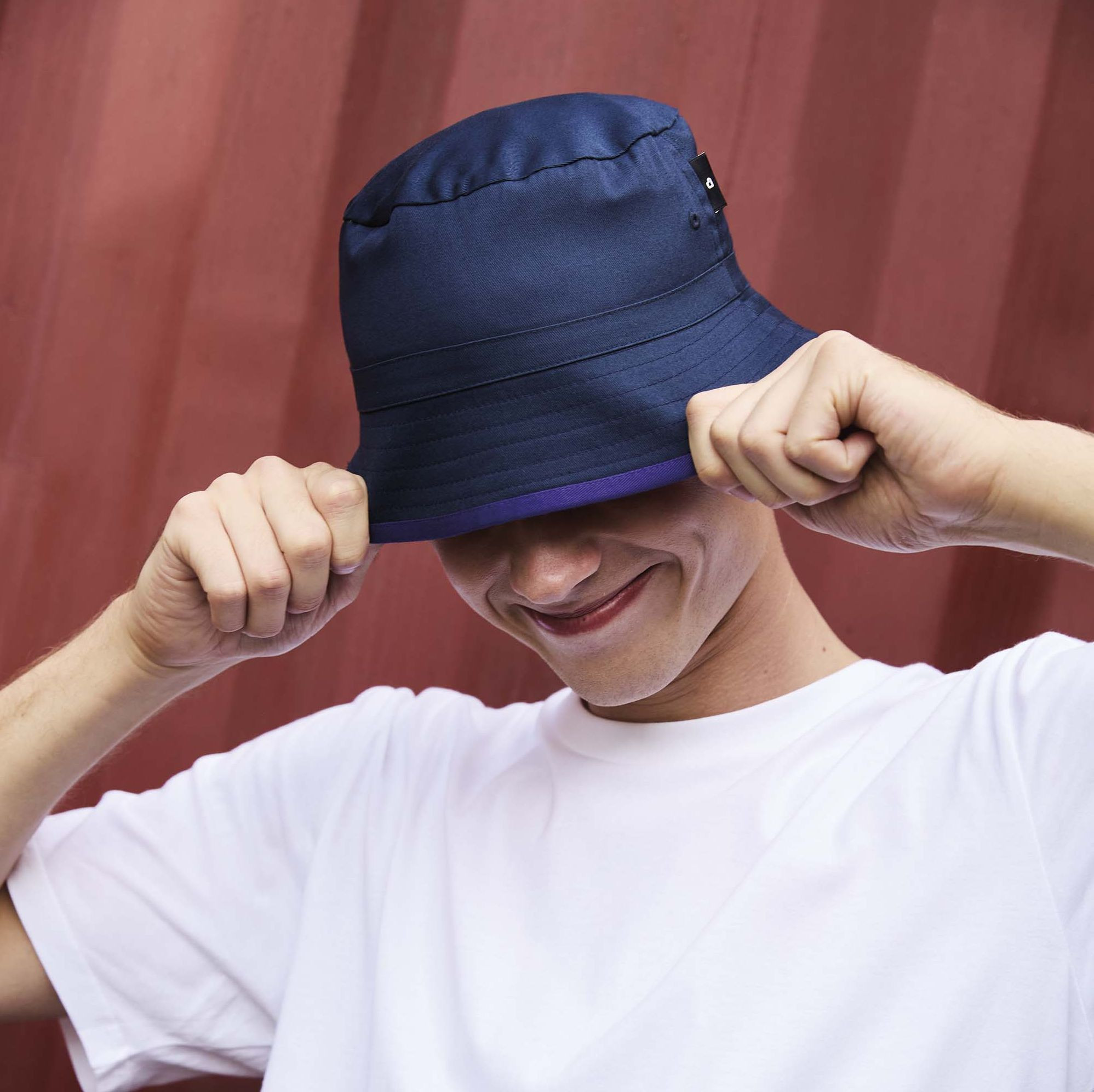 REVERSIBLE BUCKET HAT